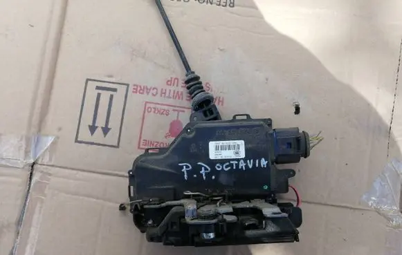 Skoda Octavia Mk2 (1Z) Front door lock PA663020 A00468 3D1837016AC