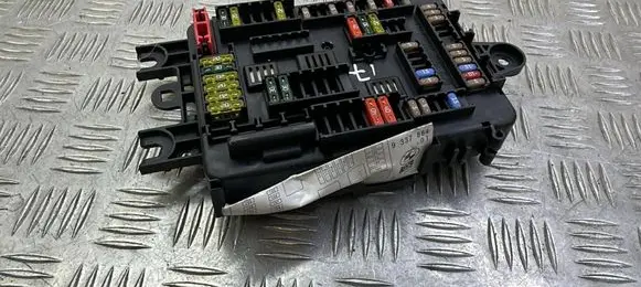 BMW 1 F20 F21 Fuse module 9337881
