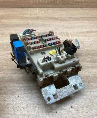 Nissan Almera Tino Fuse module 243504U100 0517011