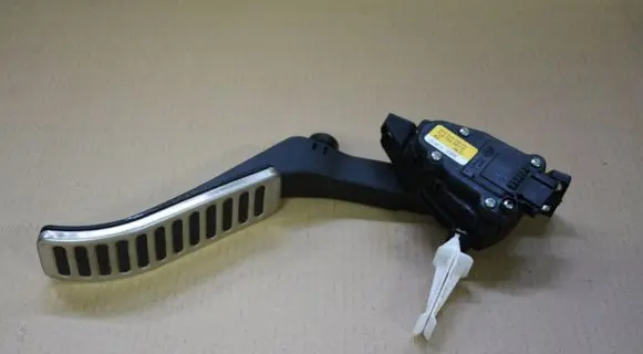 Volkswagen Touareg II Accelerator throttle pedal 7L0723507D