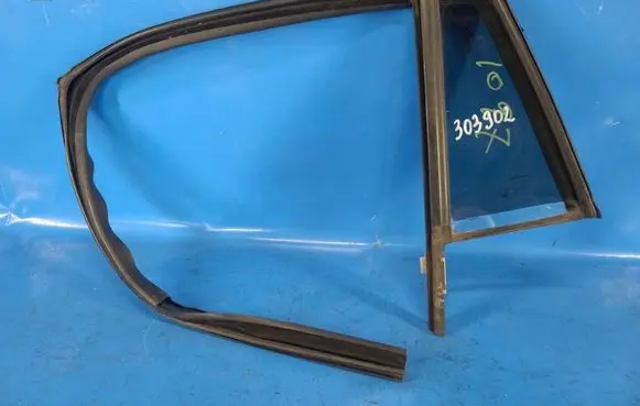 Dodge Caliber Front windscreen/windshield window 5074223AB