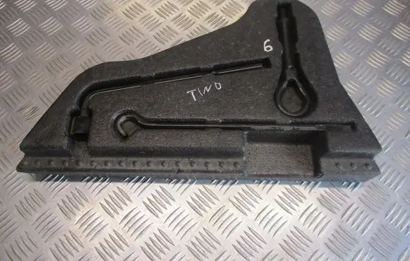 Nissan Almera Tino Spare wheel mounting bracket 