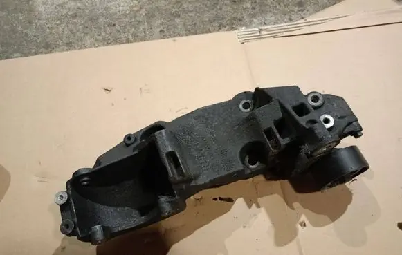 Opel Vivaro Generator/alternator bracket 8200527320