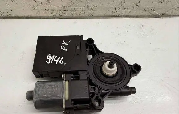 Volkswagen PASSAT B7 Front door window regulator motor 3AA959701A 3C0959793C