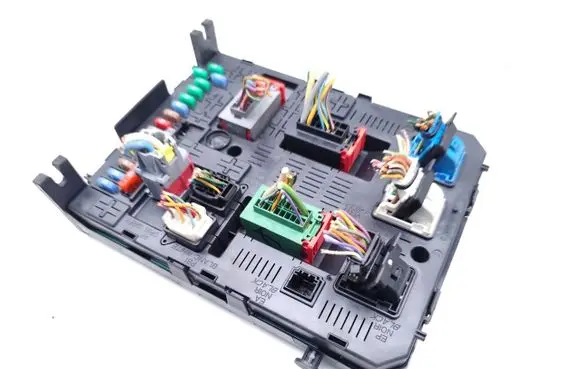 Peugeot 5008 Fuse module 967847688001