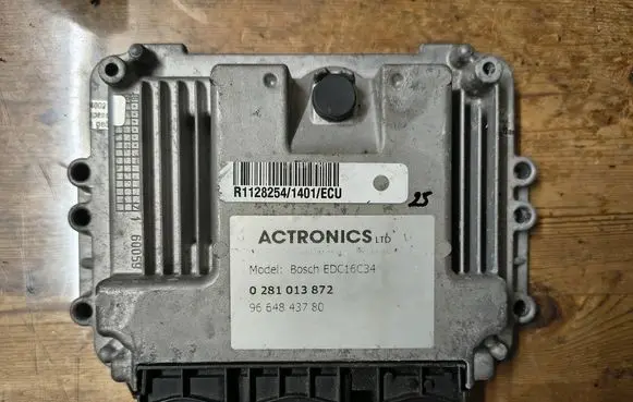 Peugeot 207 Engine control unit/module EDC16C34 0281013872 9664843780