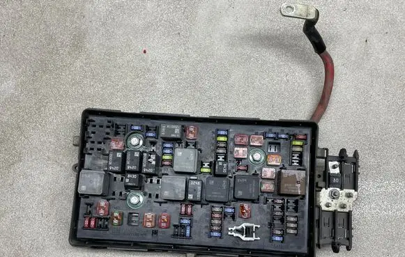 Opel Insignia A Fuse module 13275881