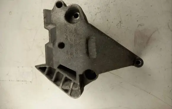 Volkswagen Touran I Engine mounting bracket 03G199207A 500KT962