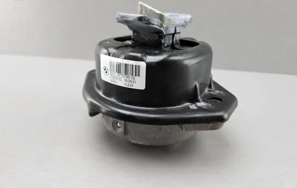 BMW 7 E65 E66 Engine mount bracket 6770795 22116770795