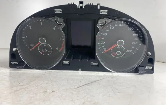 Volkswagen PASSAT B7 Speedometer (instrument cluster) 3C8920870S