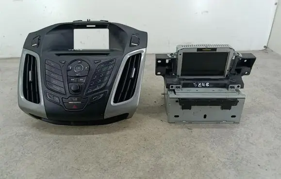 Ford Focus Radio/CD/DVD/GPS head unit 
