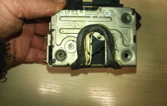 Dacia Duster Front door lock 8200735224