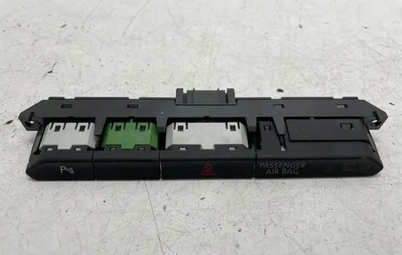Volkswagen PASSAT B8 Hazard light switch 3G0927132A