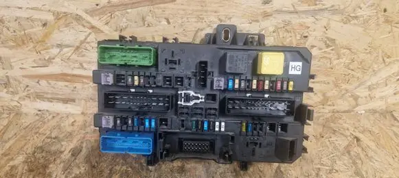 Opel Zafira B Fuse module 13206759 5DK00866952