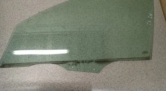 Mazda 2 Sliding door window/glass 