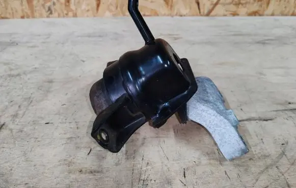 Suzuki Vitara (LY) Engine mounting bracket