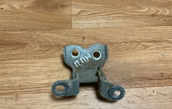 Toyota Avensis T250 Front door lower hinge 