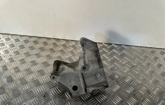 Volvo V60 Engine mounting bracket 3068195 6G926F030