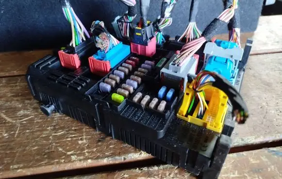 Peugeot 208 Fuse box set 9853735880