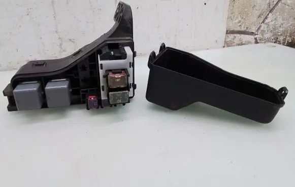 Toyota Avensis T250 Fuse module