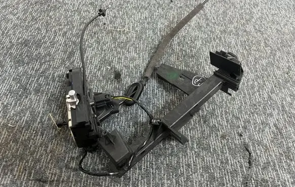 Loading door lock