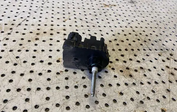 Toyota Hiace (H200) Headlight level adjustment motor 