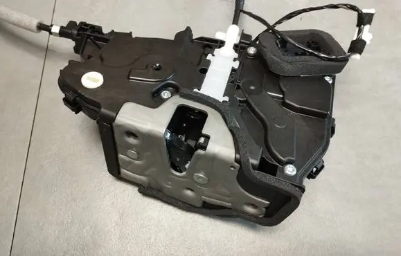Volkswagen Tiguan Rear door lock 3J0839016