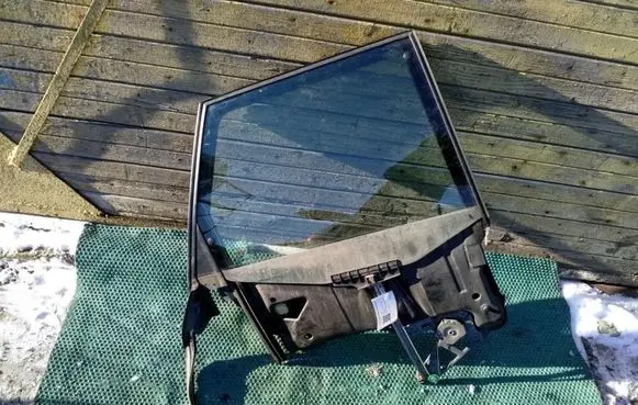 Rear door manual window regulator