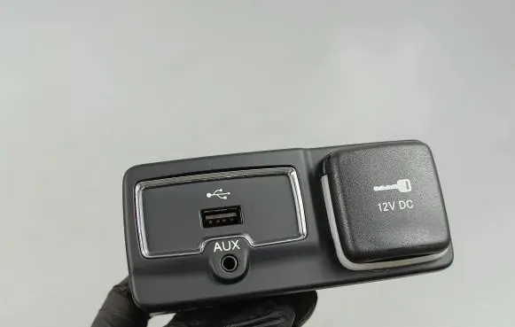 Jeep Renegade AUX in-socket connector 735604055