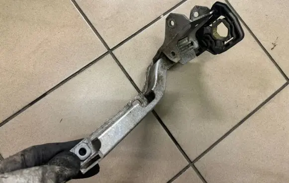 BMW 5 F10 F11 Radiator mount bracket 7575264 7583120