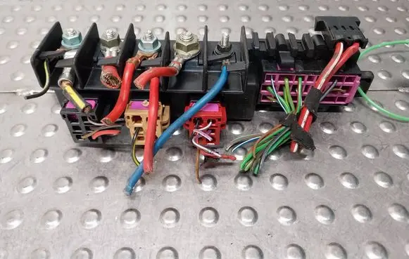 Volkswagen PASSAT B5 Fuse box set 4A0937529