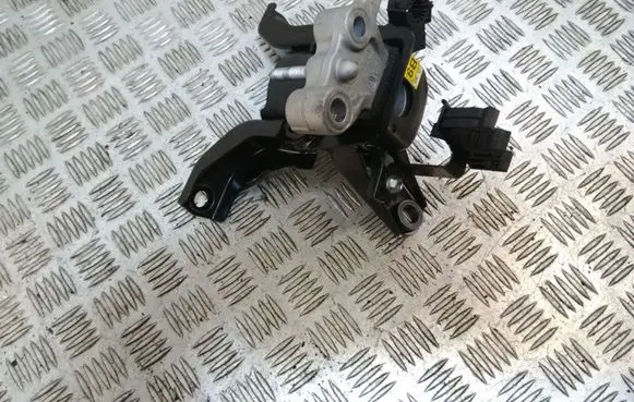 Toyota Auris E180 Engine mount bracket