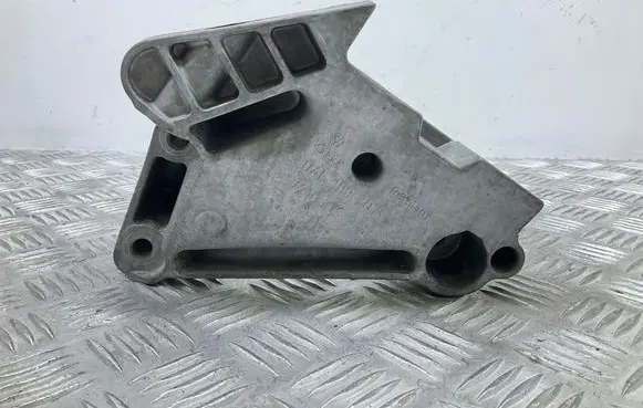 Volkswagen PASSAT B8 Engine mounting bracket 04L199207