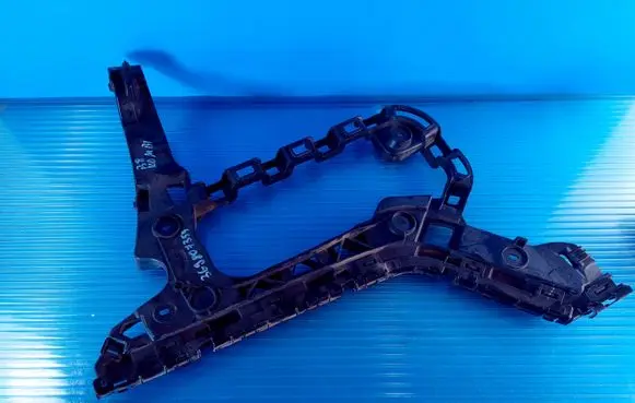 Volkswagen PASSAT B8 Bumper support mounting bracket corner 3G9807359