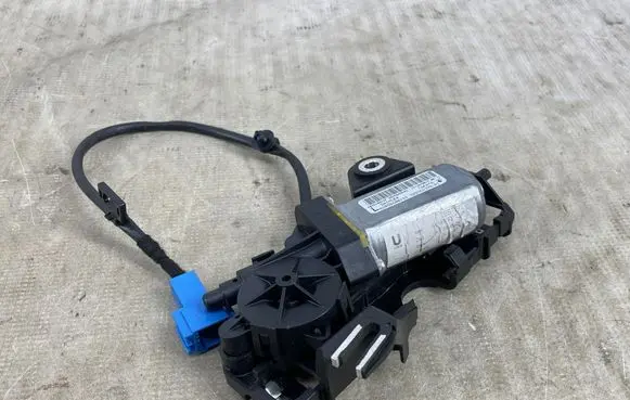 Mercedes-Benz C W205 Seat belt adjustment motor A2058600182