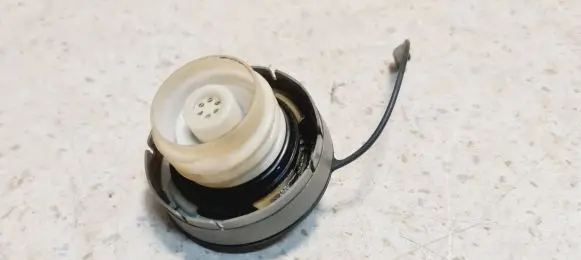 Toyota Avensis Verso Fuel tank filler cap 