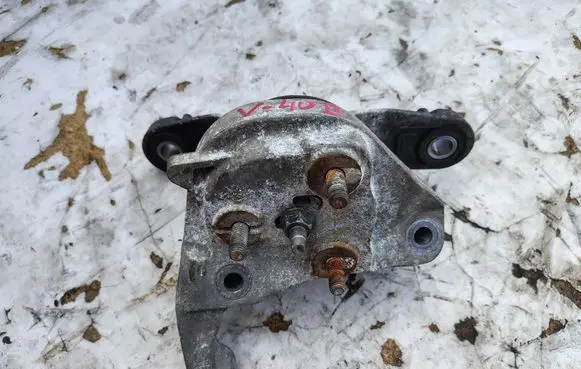 Volvo V40 Engine mounting bracket 