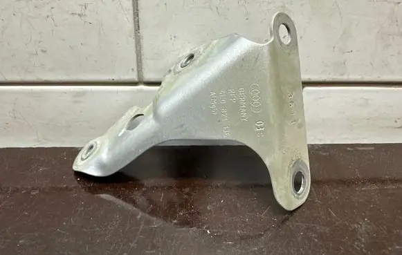 Audi Q7 4L Fender mounting bracket 4L0821136