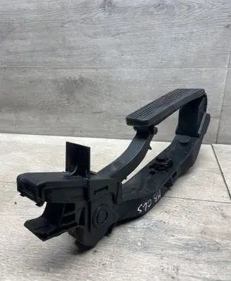 Mercedes-Benz CLS C219 Accelerator throttle pedal A2113010001 5183