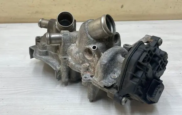 Volkswagen Golf VII Water pump 05E121042