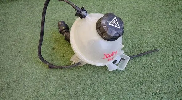 Peugeot 3008 III Coolant expansion tank/reservoir 