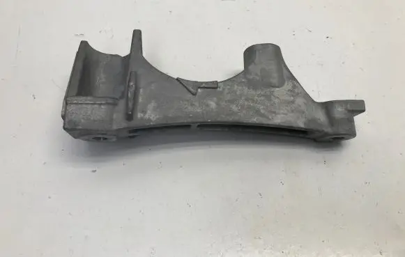 Toyota RAV 4 (XA50) Engine mounting bracket