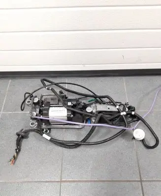 Porsche Macan (95B) Air suspension compressor/pump 95B616006G 15150002023