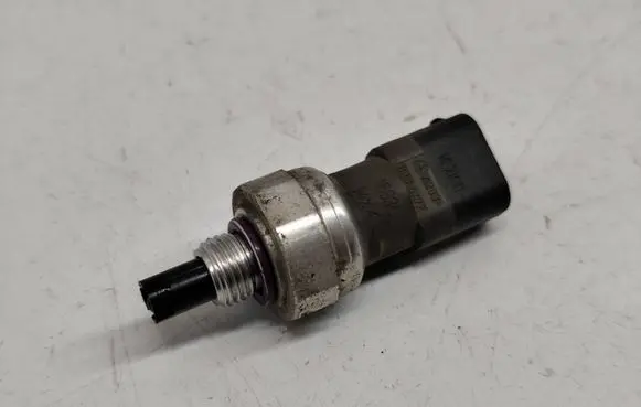 Mercedes-Benz E W211 Air conditioning (A/C) pressure sensor A2038300472 2038300472
