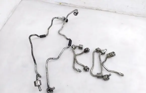 Fuel injector supply line/pipe