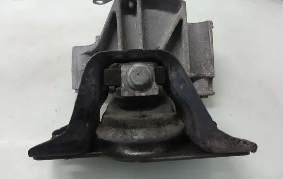 Renault Modus Engine mount bracket 
