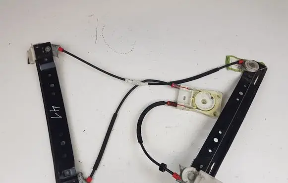 Rear door manual window regulator