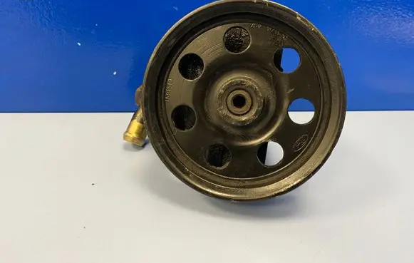 Ford Focus Power steering pump 15913L1 XS4E3A733AC