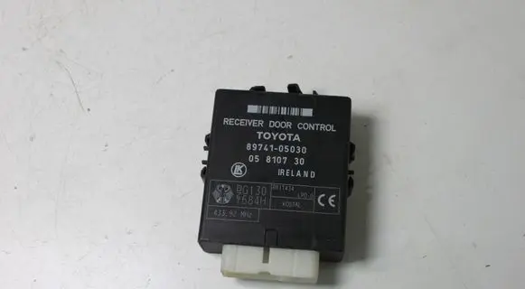 Toyota Avensis T220 Door control unit/module 8974105030