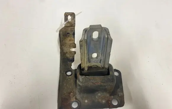Citroen DS3 Engine mount bracket